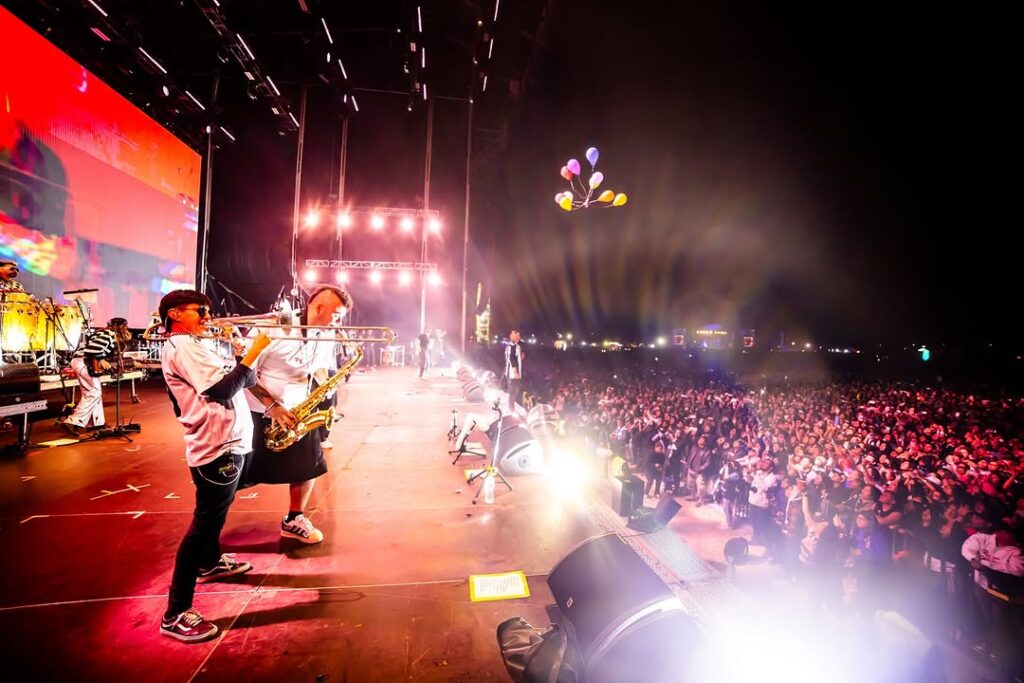 Caligaris conviritío su escenario en un circo durante el Tecate Comuna 2024. Foto: @tecatecomuna